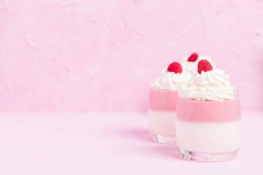 Ahududu panna cotta pastel pembe - krem ve olgun berry ile dekore edilmiş kapatmak kadar tatlı süt tatlı yaz meyve güzel gözlük ile fotoğraf.