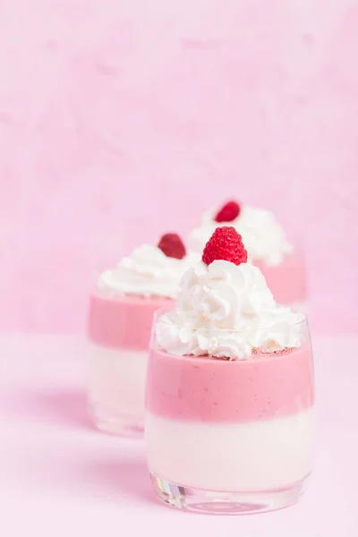 Framboesa Panna Cotta Decorado Com Creme Baga Madura Fundo Rosa — Fotografia de Stock