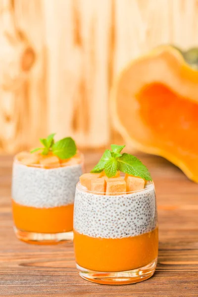 Pouding Chia Avec Purée Citrouille Dans Beaux Verres Aux Feuilles — Photo