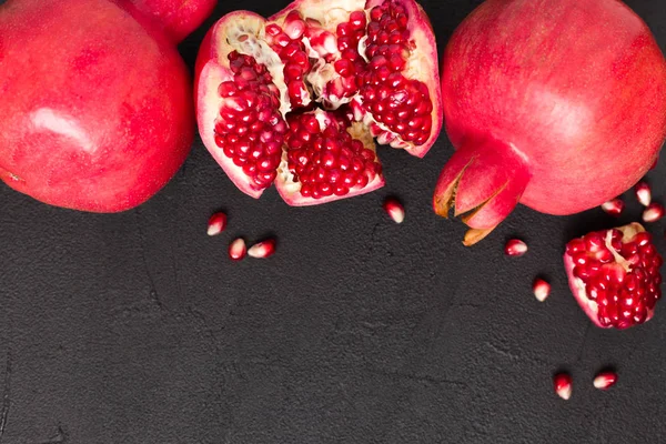 Reife Rote Granatapfel Nahaufnahme Auf Schwarzem Hintergrund Mit Kopierraum Draufsicht — Stockfoto