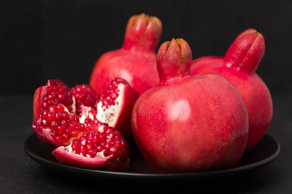 Fotografía Primer Plano Granada Roja Madura Sobre Fondo Negro Fruta —  Fotos de Stock