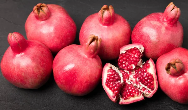 Fotografía Primer Plano Granada Roja Madura Sobre Fondo Negro Fruta — Foto de Stock