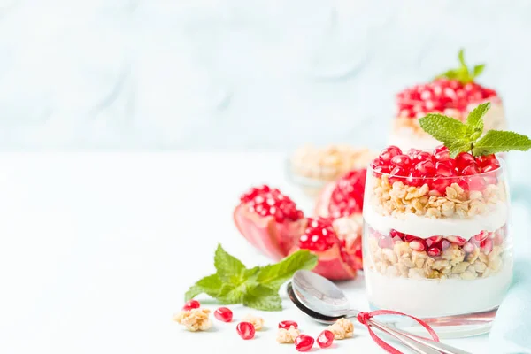 Granatapfel Parfait Süßes Bio Dessert Mit Müsliflocken Joghurt Und Reifen — Stockfoto