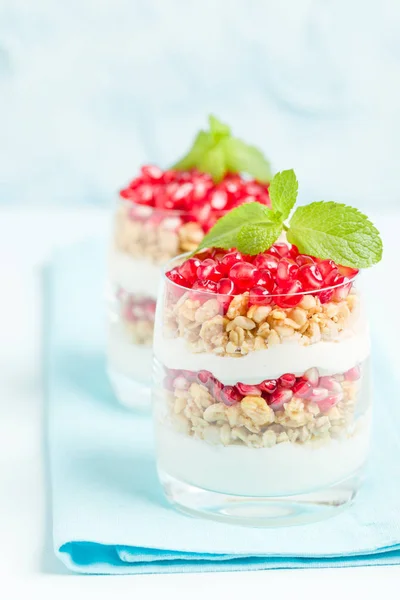 Granátové Jablko Parfait Sladké Organických Vrstev Dezert Müsli Vloček Jogurtu — Stock fotografie