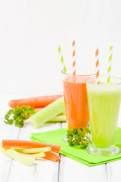 Jus Carotte Céleri Avec Des Légumes Frais Sur Des Plaques — Photo