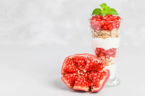 Granatapfel Parfait Süßes Bio Dessert Mit Müsliflocken Joghurt Und Reifen — Stockfoto