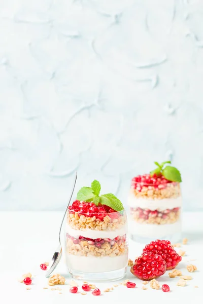 Granátové Jablko Parfait Sladké Organických Vrstev Dezert Müsli Vloček Jogurtu — Stock fotografie