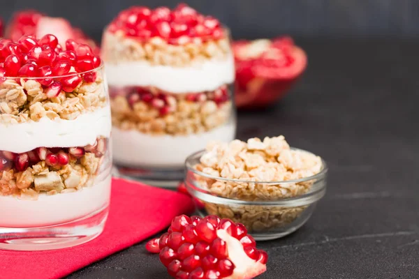 Granátové Jablko Parfait Sladké Organických Vrstev Dezert Müsli Vloček Jogurtu — Stock fotografie