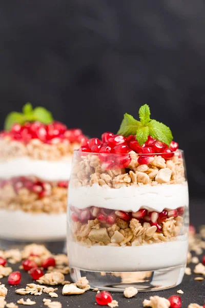 Granátové Jablko Parfait Sladké Organických Vrstev Dezert Müsli Vloček Jogurtu — Stock fotografie