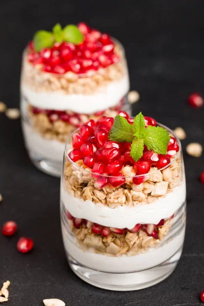 Granátové Jablko Parfait Sladké Organických Vrstev Dezert Müsli Vloček Jogurtu — Stock fotografie