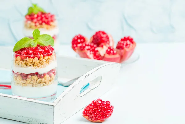 Granatapfel Parfait Süßes Bio Dessert Mit Müsliflocken Joghurt Und Reifen — Stockfoto