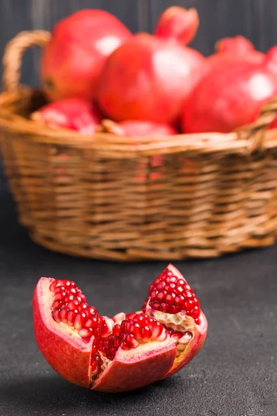 Zralá Červená Granátová Jablka Proutěném Koši Semen Lžíci Closeup Fotografii — Stock fotografie