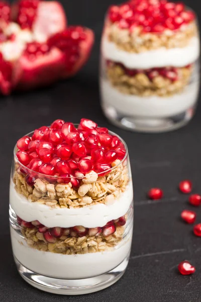 Granátové Jablko Parfait Sladké Organických Vrstev Dezert Müsli Vloček Jogurtu — Stock fotografie