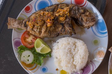 Senegal 'deki Goree Adası restoranında pilav ve salatalı kızarmış balık.