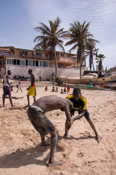 Dakar, Senegal - Haziran 1, 2014: Senegal 'de Senegal dövüşü yapan genç çocuklar, Ngor sahillerinde