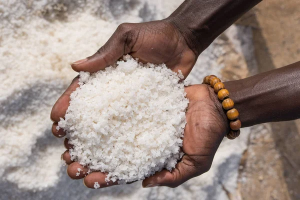 Senegal 'deki Palmarin madenlerinden gelen tuzlu ellerle