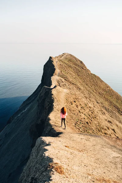 La ragazza va alla cresta di Capo Chameleon nel Crimea — Foto Stock