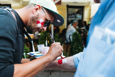 Nizhny Novgorod, Rusya Federasyonu - Haziran, 2018 - Hırvat fan ülkesinin bayrağı çizer.