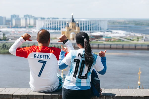 Nizhny Novgorod, Rusia - Junio, 2018 - Los aficionados al fútbol en camisetas Messi y Rakitich en el paseo marítimo en Nizhny Novgorod — Foto de Stock