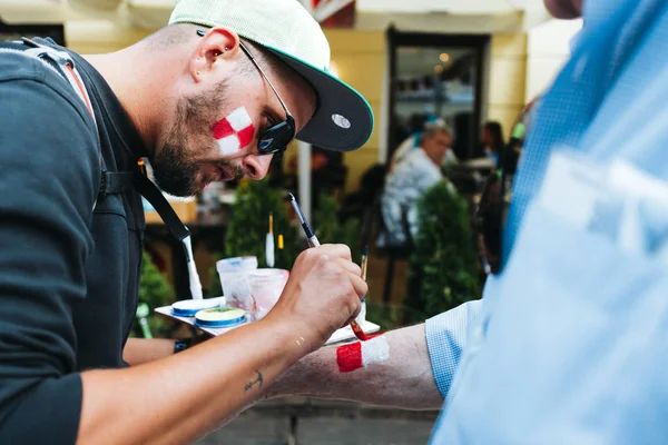 Nizhny Novgorod, Rusya Federasyonu - Haziran, 2018 - Hırvat fan ülkesinin bayrağı çizer.