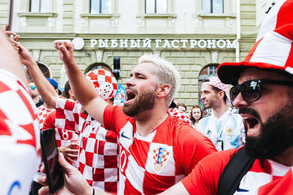 Нижний Новгород, Россия - Июнь 2018 - Хорватские болельщики празднуют победу над Аргентиной на чемпионате мира по футболу 2018
