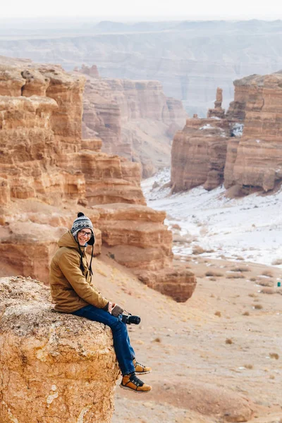 Egy Vidám Utazó Kamerával Szélén Egy Sziklán Charyn Canyon Kazahsztánban Stock Fotó