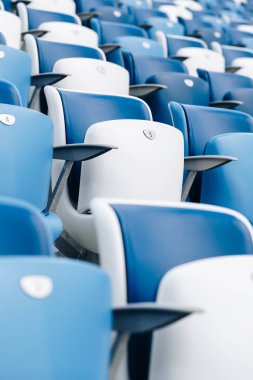 Çok renkli koltuklar ile olusan bir futbol stadyumu. Mavi ve beyaz renk.