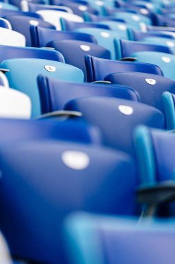 Çok renkli koltuklar ile olusan bir futbol stadyumu. Mavi ve beyaz renk.
