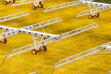 Çimenler üzerinde futbol stadyumları büyüyen için yapay ışık sistemi