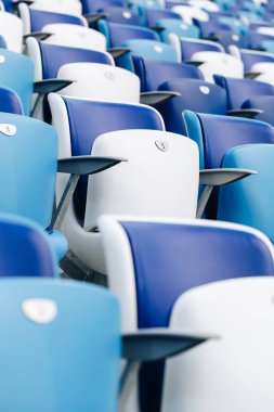 Çok renkli koltuklar ile olusan bir futbol stadyumu. Mavi ve beyaz renk.