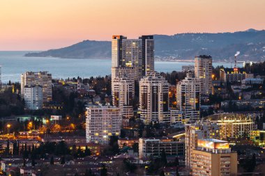 Sochi, Rusya Federasyonu - Ocak, 2017 - ışıklar, modern evler ve deniz ile Sochi akşam şehir görünümünü en iyi