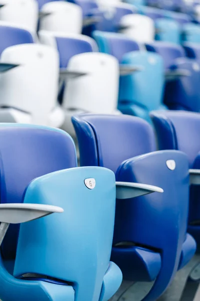 サッカー スタジアムの番号を持つ多色アームチェア。青と白の色. — ストック写真