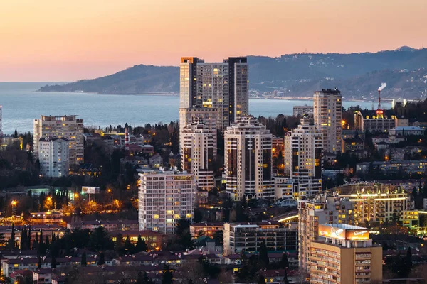 Sochi, Rusya Federasyonu - Ocak, 2017 - ışıklar, modern evler ve deniz ile Sochi akşam şehir görünümünü en iyi