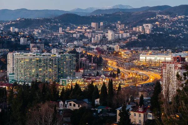 Sochi, Rusya Federasyonu - Ocak, 2017 - yukarıdan akşam şehir Sochi ışıklar, evler ve karayolu ile görüntüleyin.