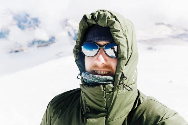 Zelfportret van een gelukkig man in de winter in de bergen na het klimmen — Stockfoto