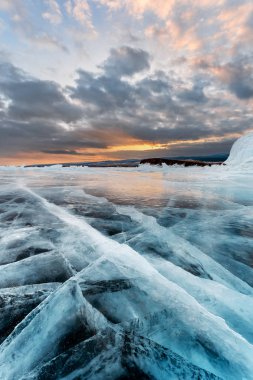 Güzel bir gün batımı arka gölde buz büyük çatlaklar. Baykal, Rusya Federasyonu.
