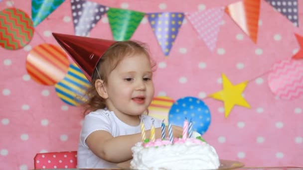 Gâteau Danniversaire Et Fête Jeune Fille Drôle Enfant Lèche Son Doigt Avec Dessert