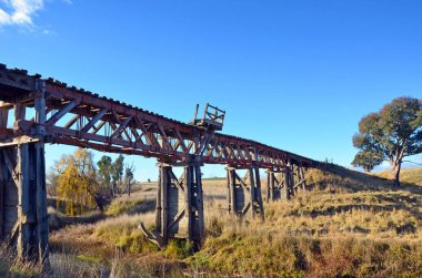 Eski terk edilmiş ahşap Demiryolu Köprüsü Boorowa Nehri kırsal Merkezi Batı Nsw, Avustralya
