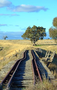Boorowa Nehri kırsal Merkezi Batı Nsw, Avustralya ile tarihi köprü'eski terk edilmiş çarpık paslı demiryolu parça