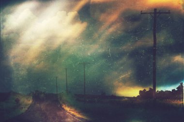 Moody atmosfer arka plan ve Telgraf Direkleri altında fırtınalı bir dramatik gökyüzü kaplı karanlık köy yolunda