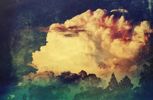 Grunge Texturerat Thunderhead Molnlandskap Vid Solnedgången Bakom Dimmig Trädgränsen — Stockfoto