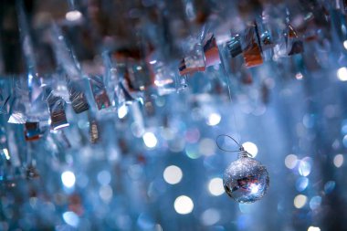 Partide bulanıklık bokeh arka plan ile parlak bir top dekorasyon