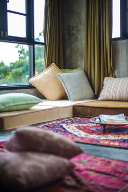 pencerelere yakın yastıklar ile rahat bir yer, kitap okumak için iyi bir yer