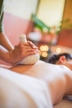 Sırt masajı yapan bir masaj terapisti