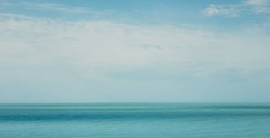 Sahildeki güzel deniz manzarası