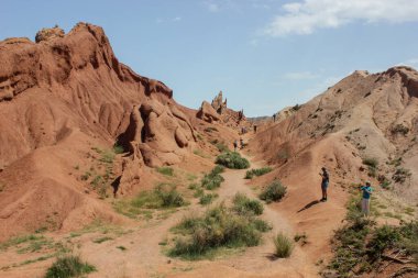 Kızıl Kanyon Vadisi manzarası. Kum, kayalar ve tepelerle güzel güneşli bir manzara. Ulusal park yaz manzarası