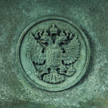 Rus arması, çift başlı kartal amblemi daire şeklinde. Eski grunge bronz yüzeyinde antika işareti.