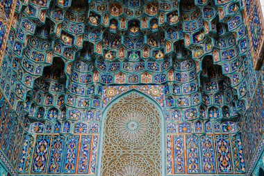 Rusya, Saint Petersburg 'daki Mavi Cami' deki Müslüman süslemeleri. Geleneksel Geometrik İslami mavi mozaik desenler. Fotoğrafı Kapat