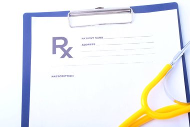 Beyaz arka plan üzerinde izole rx reçeteli, kırmızı kalp üzerinde sağlık stetoskop closeup
