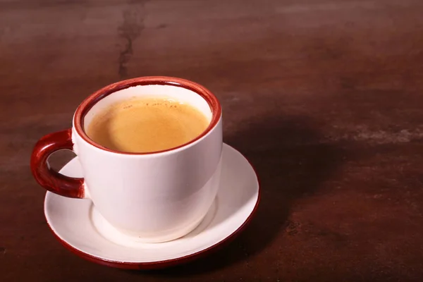 Чашка кави еспресо на темному дерев'яному фоні — стокове фото